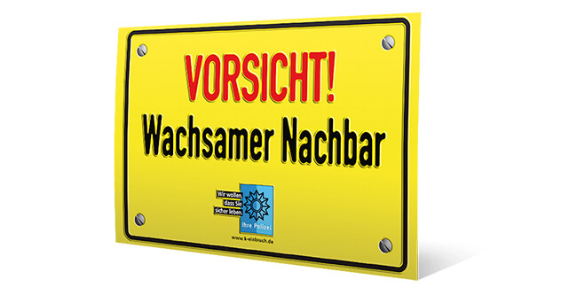 Ein gelbes Schild mit der Aufschrift „Vorsicht! Wachsamer Nachbar“ und dem Logo der Polizei im unteren Bereich. Es dient als Hinweis auf ein Nachbarschaftsprogramm zur Einbruchsprävention.