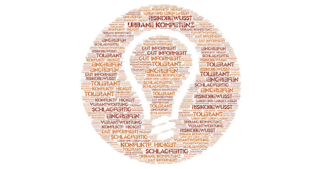 Illustration einer Glühbirne aus verschiedenfarbigen Wörtern wie „urbane Kompetenz“, „Toleranz“, „Konfliktfähigkeit“ und „Risikobewusstsein“ in Rot- und Orangetönen, vor weißem Hintergrund.