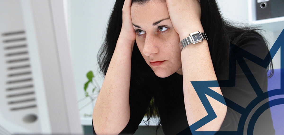 Verzweifelte Frau am Computer