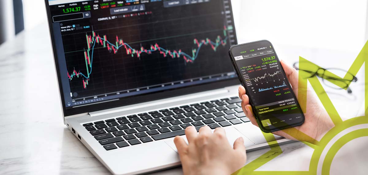 Online-Trading mit Kurscharts Person bedient Laptop mit Trading-Chart. Smartphone zeigt Kursdaten.