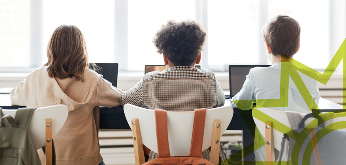 Drei Kinder sitzen nebeneinander an einem Tisch und arbeiten an Laptops, von hinten aufgenommen. Auf der rechten Seite ist ein grafisches, gelb-grünes Polizeistersymbol eingeblendet.