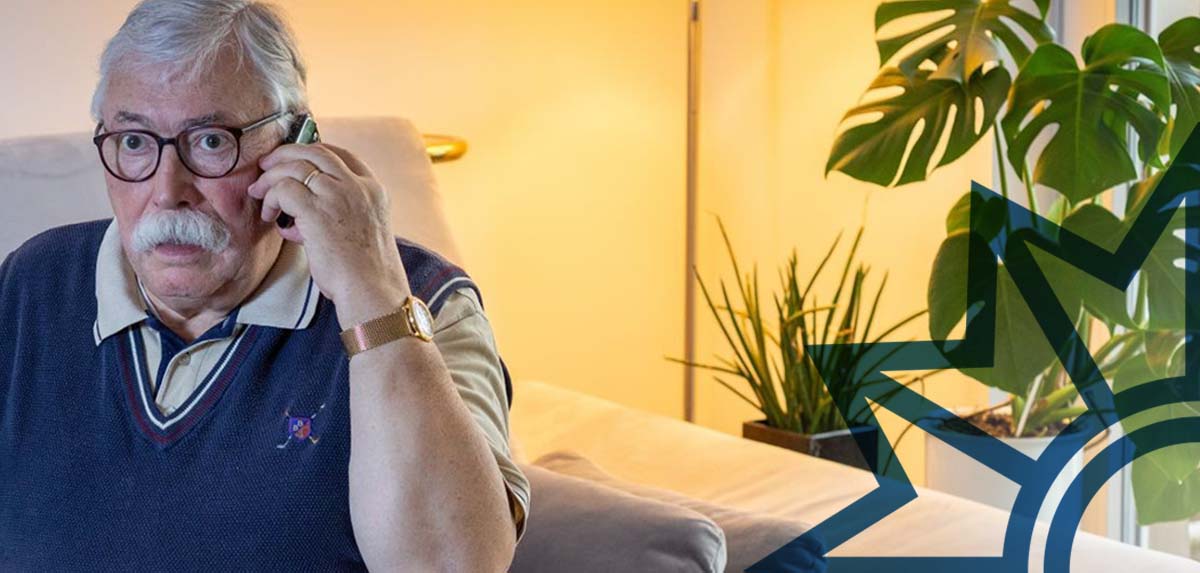 Schockanruf: Älterer Mann am Telefon Älterer Mann sitzt zu Hause und telefoniert. Er wirkt besorgt und angespannt. Symbolbild für Schockanrufe und Telefonbetrug.