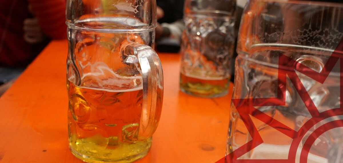 Zechanschlussraub Halbvolle Maß Bier neben leeren Maßkrügen