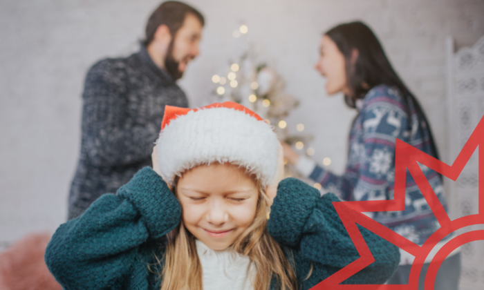 Eltern streiten sich an Weihnachten - Kind mit zugekniffenen Augen hält sich die Ohren zu.