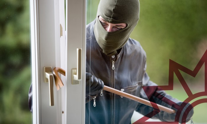 Einbrecher hebelt Fenster auf.