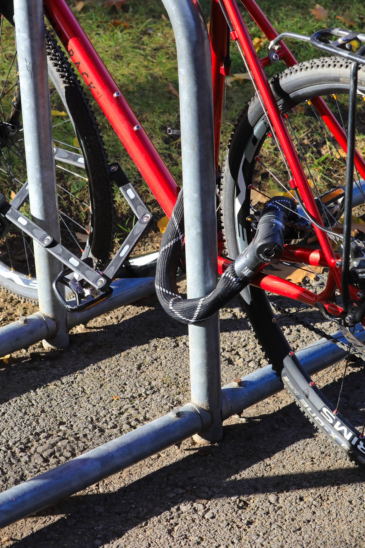 Fahrrad mit Panzerschloss befestigt an Fahrradständer.