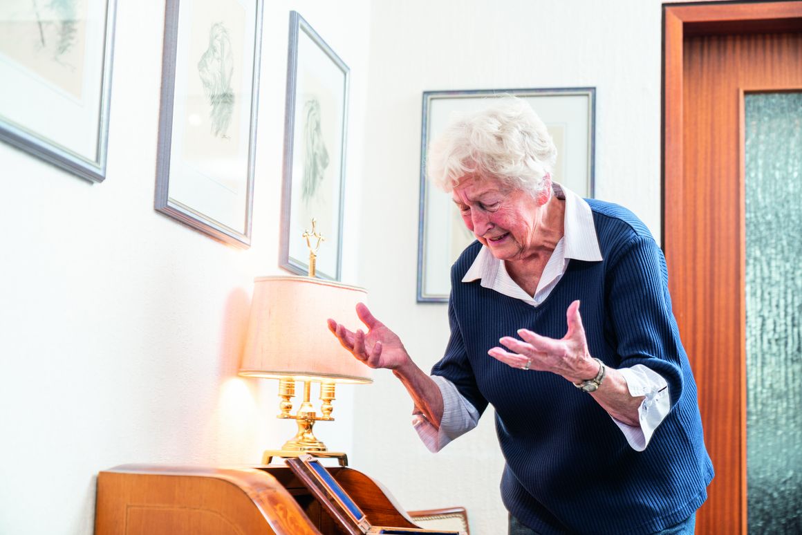 Seniorin stellt fest, dass sie in ihrer eigenen Wohnung bestohlen wurde.